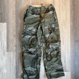 Aritzia Women’s Camo pants